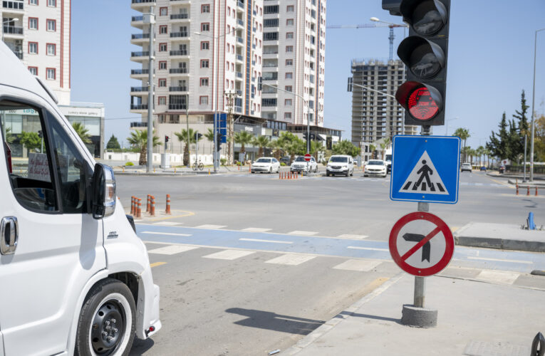 LOOP TABANLI KAVŞAK YÖNETİM SİSTEMİ SAYESİNDE KAVŞAKLARDA ARAÇ GELMEYEN KOLLARA YEŞİL IŞIK YANMASI ENGELLENİYOR
