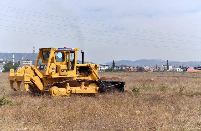 BÜYÜKŞEHİR’İN İLAÇLAMA EKİBİ YEŞİL ALANLARI VE SAHİPSİZ ARAZİLERİ HAŞEREDEN ARINDIRIYOR