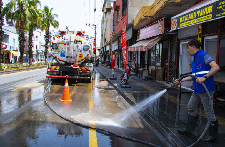 BÜYÜKŞEHİR’İN EKİPLERİ ETKİLİ YAĞIŞIN ARDINDAN TAM KADRO SAHADA
