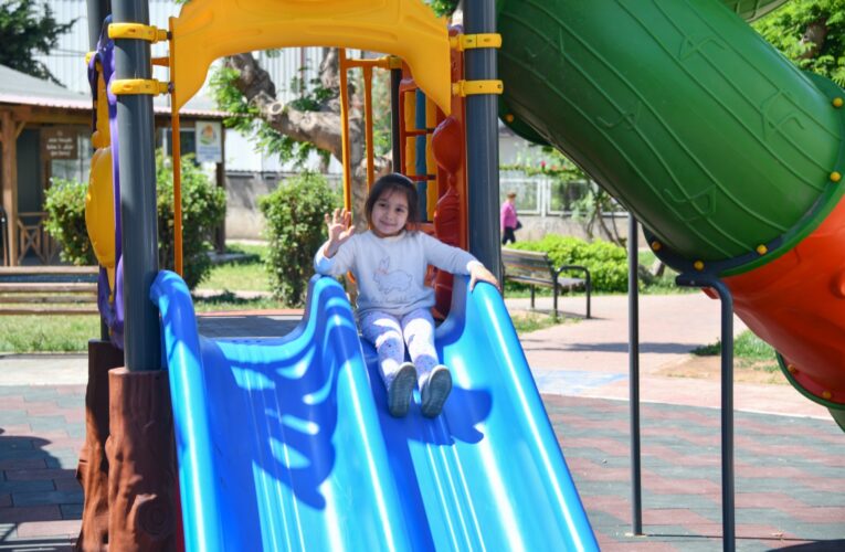 Yenişehir Belediyesi yakılan çocuk oyun grubunu yeniledi