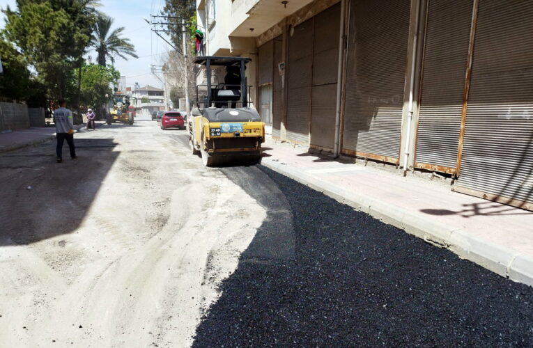 AKDENİZ’DE ASFALT VE KALDIRIM YENİLEME ÇALIŞMALARI SÜRÜYOR