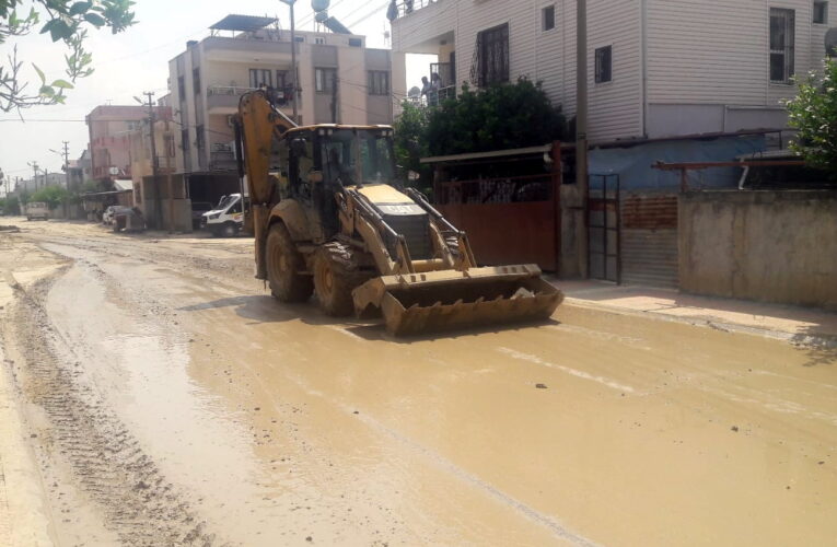 AKDENİZ BELEDİYESİ SEL MAĞDURU VATANDAŞLARIN YARALARINI SARIYOR