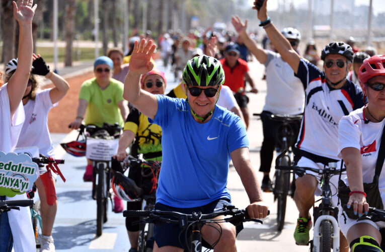 BAŞKAN SEÇER, MERSİNLİLERLE BİRLİKTE PEDAL ÇEVİRDİ