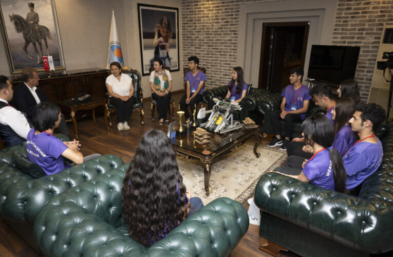 SEÇER’DEN ÖĞRENCİLERE: “HER ZAMAN YANINIZDAYIM”