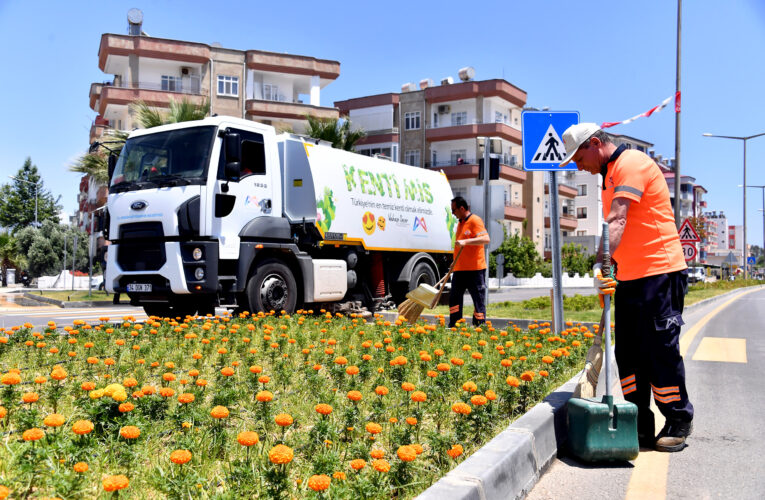 MERSİN BÜYÜKŞEHİR, MERKEZDEN EN UZAK İLÇESİNE KADAR KENTİ PIRIL PIRIL YAPIYOR