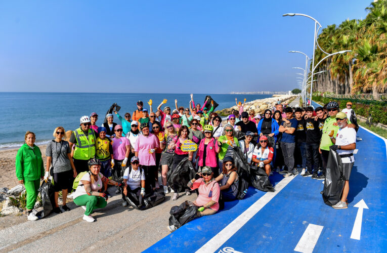 KADIN BİSİKLETÇİLER HEM HAVAYI HEM SAHİLİ TEMİZLİYOR