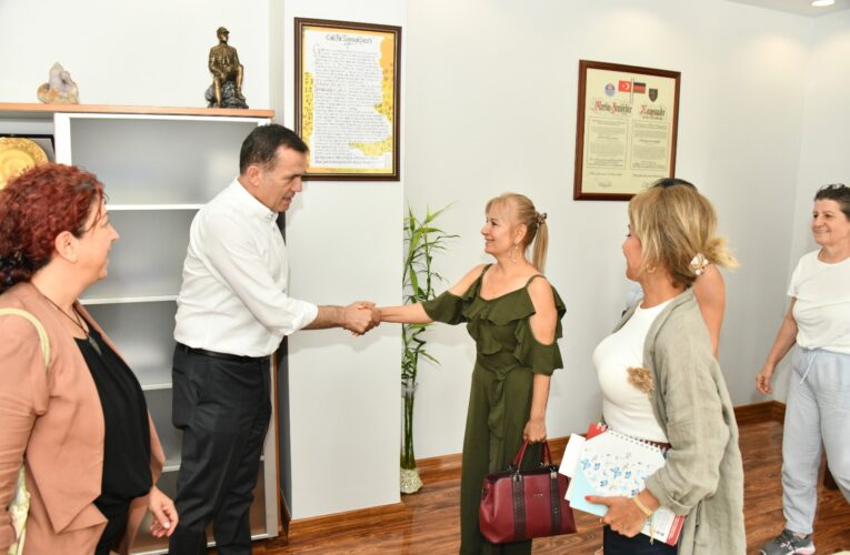 Depremzede kadınlardan Başkan Abdullah Özyiğit’e teşekkür ziyareti