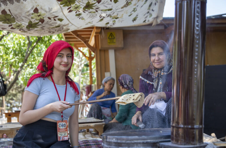 ÖĞRENCİLER YENİ BİR KÜLTÜRÜ DENEYİMLEMENİN KEYFİNİ ÇIKARIYOR