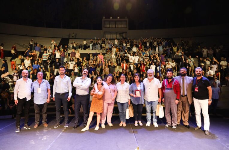 ‘LÜTFEN KIZIMLA EVLENİR MİSİNİZ?’ 5. UŞAK BELEDİYESİ ULUSLARARASI AÇIK HAVA TİYATRO GÜNLERİ KAPSAMINDA PRÖMİYER YAPTI