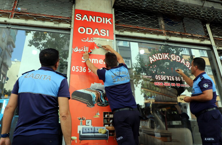 AKDENİZ’DE ARAPÇA YAZILI TABELA, FLAMA VE REKLAM MATERYALLERİ KALDIRILIYOR