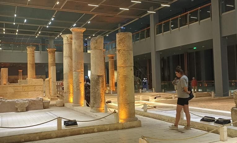 GÖNÜLLERİNCE EĞLENDİLER, SEVDİKLERİNE HEDİYELER ALDILAR