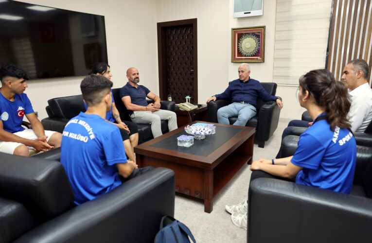 AKDENİZ’İN TÜRKİYE VE AVRUPA ŞAMPİYONU KİCK BOKSÇULARINDAN BAŞKAN GÜLTAK’A ZİYARET