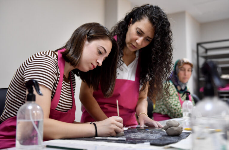 SERAMİK KURSUYLA HEM HOBİ EDİNİYOR HEM DE YENİ MESLEK ALANLARININ KAPISINI AÇIYORLAR