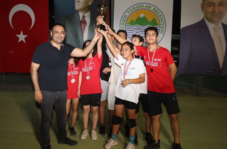 BAŞKAN YILMAZ, MAHALLELER ARASI VOLEYBOL TURNUVASINDA DERECEYE GİRENLERE ÖDÜLLERİNİ VERDİ