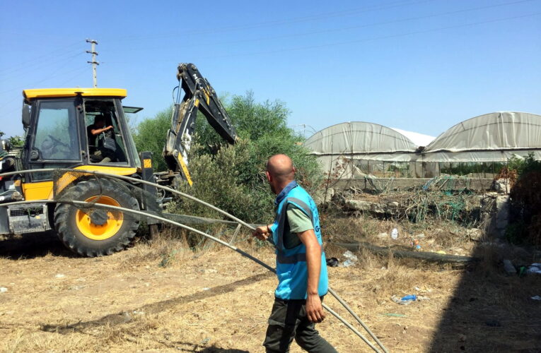 AKDENİZ’DE YENİ YOLLAR AÇILIYOR, KALDIRIMLAR YENİLENİYOR