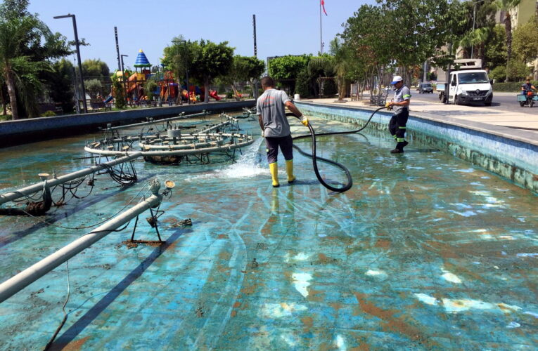 AKDENİZ’DE CAMİ, OKUL VE PARKLARA ÖZEL BAKIM
