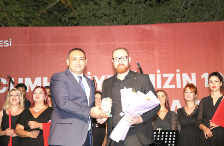 “CUMHURİYETİMİZİN 100. YILINA MERHABA KONSERİNİN COŞKUSU, MERSİN’İ SARDI”