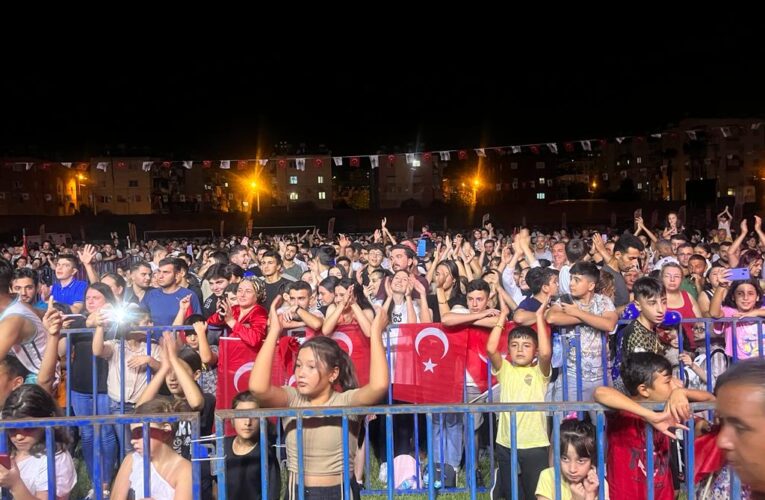 BAŞKAN YILMAZ, COŞKULU KALABALIKLA 10. YIL MARŞI’NI SÖYLEDİ