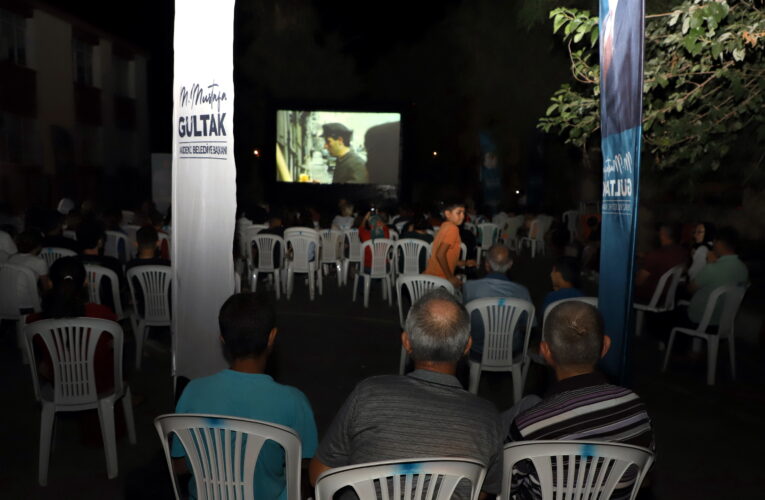 AKDENİZ BELEDİYESİ  AÇIK HAVA SİNEMASIYLA NOSTALJİYİ YAŞATIYOR