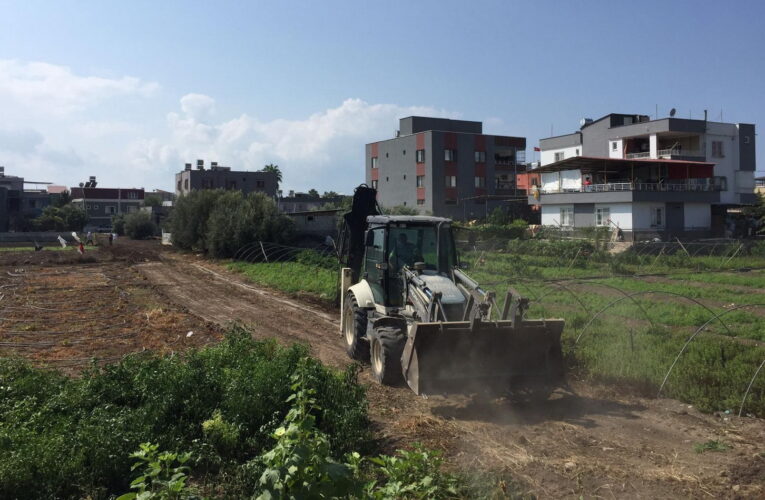 AKDENİZ’DE YOL AÇMA, SATHİ KAPLAMA, KALDIRIM YENİLEME ÇALIŞMALARI SÜRÜYOR