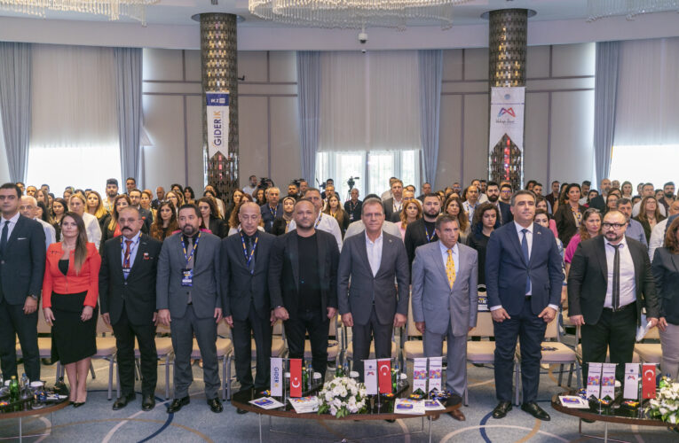 “KARİYER MERKEZİ’MİZ KARANLIKTA YOLUNU BULAMAYANA EL FENERİ GÖREVİ GÖRÜYOR”