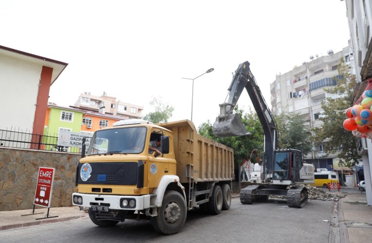 AKDENİZ’DE ÖMRÜ TAMAMLANAN PARKE TAŞLARININ YERİNİ ASFALT ALIYOR