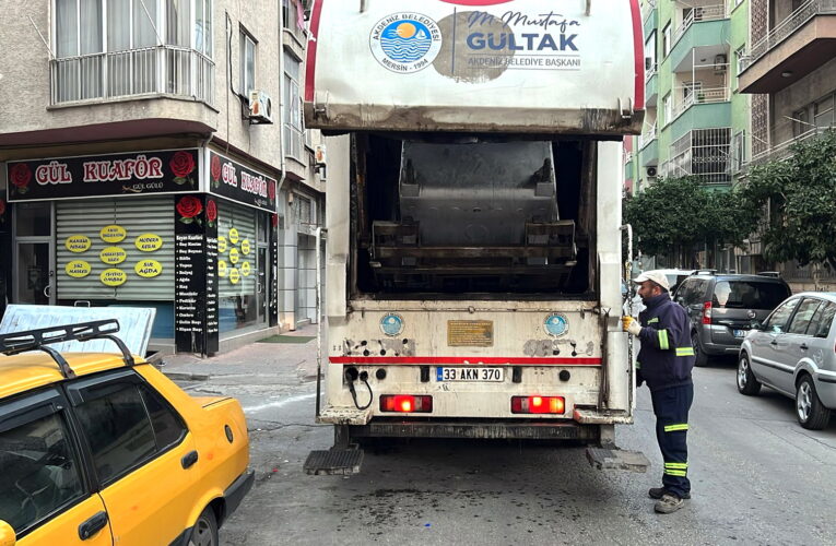 Her gün yüzlerce çöp konteynırı yerinde yıkanıp dezenfekte ediliyor