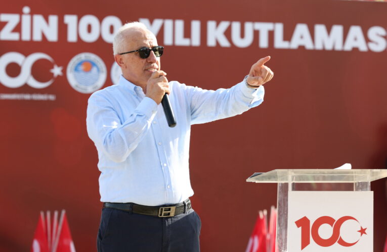 Farklı okullardan yüzlerce öğrenci, öğretmen ve veli Mersin Millet Bahçesi’ndeki törene katıldı