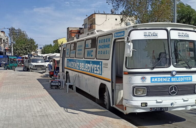 AKDENİZ’DE PAZARYERLERİNE MOBİL TUVALET KURULUYOR