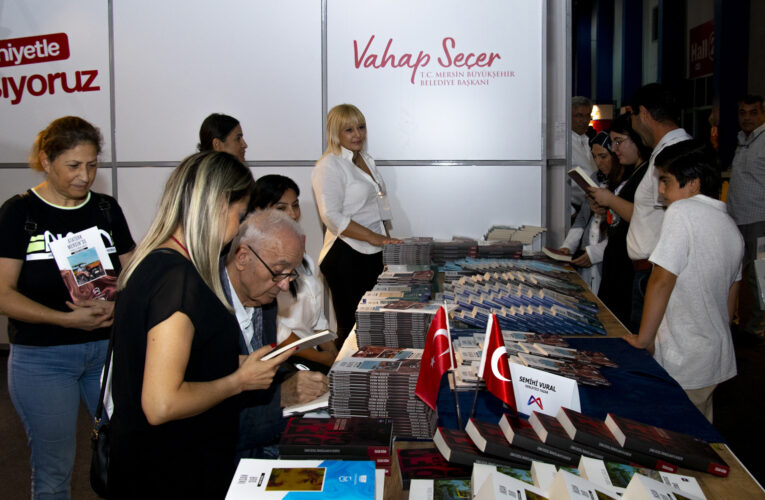 YAZARLAR, BÜYÜKŞEHİR’İN STANDINDA KİTAPSEVERLERLE BULUŞUYOR