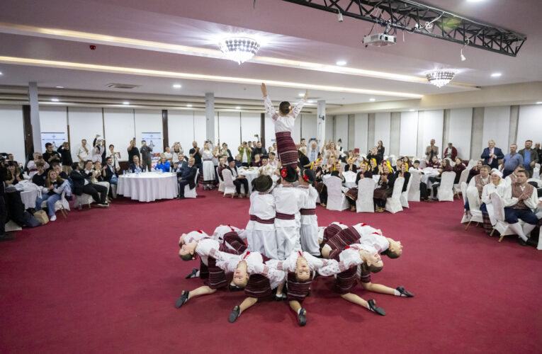 BAŞKAN SEÇER, FESTİVALE RENK KATAN ULUSLARARASI HALK DANSI TOPLULUKLARI İLE BİR ARAYA GELDİ