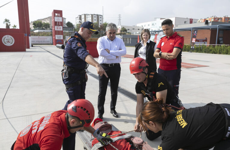 BÜYÜKŞEHİR İTFAİYE KADROSU HEM TEORİK HEM PRATİK ANLAMDA KENDİNİ GELİŞTİRİYOR