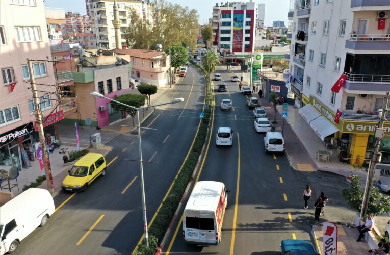 BÜYÜKŞEHİR TOROSLAR İLÇESİNİN HER CADDESİNİ YENİLİYOR