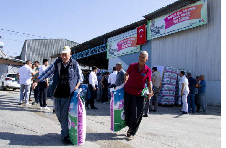 BÜYÜKŞEHİR’İN ‘KABA YEM BİTKİSİ TOHUMU’ İLE ÜRETİCİLER YÜKSEK MALİYETLERDEN KURTULUYOR