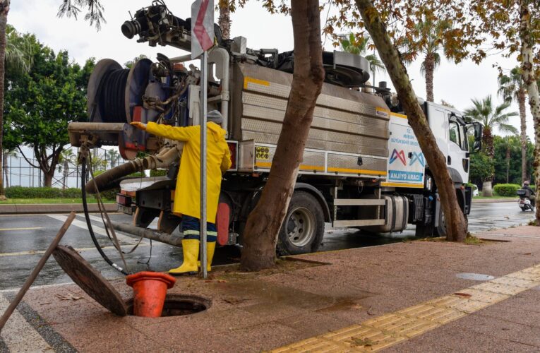 MESKİ EKİPLERİ, ŞİDDETLİ YAĞIŞ ESNASINDA MEYDANA GELEN ARIZAYI DA HIZLICA ONARDI