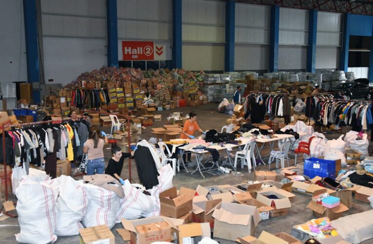 Yenişehir Belediyesi ekipleri buldukları yaklaşık 450 bin TL değerindeki dövizi polise teslim etti