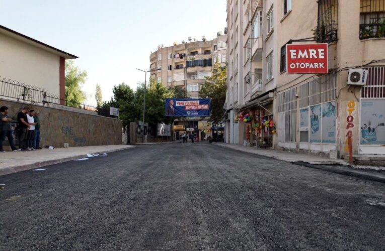 AKDENİZ’DE, ÖMRÜNÜ TAMAMLAYAN PARKE TAŞLARININ YERİNİ SICAK ASFALT ALDI