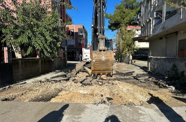 Akdeniz’de ömrünü tamamlayan yollar sıcak asfalt ile kaplanıyor