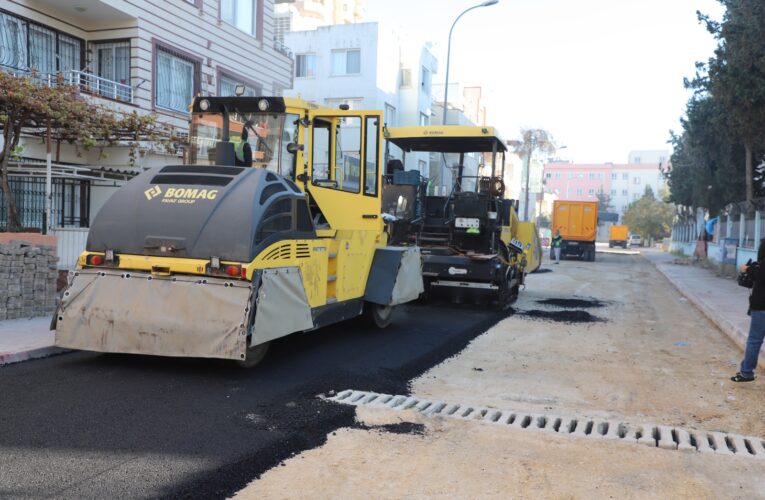 AKDENİZ’DE ASFALT ÇALIŞMALARI ARALIKSIZ SÜRÜYOR