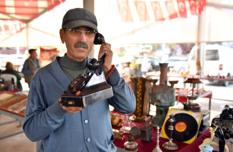 ANTİKA TUTKUNLARINI GEÇMİŞE YOLCULUK YAPTIRAN BİR PAZAR