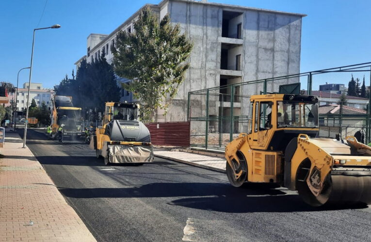 AKDENİZ’DE ASFALT SERİM ÇALIŞMALARI ARALIKSIZ SÜRÜYOR