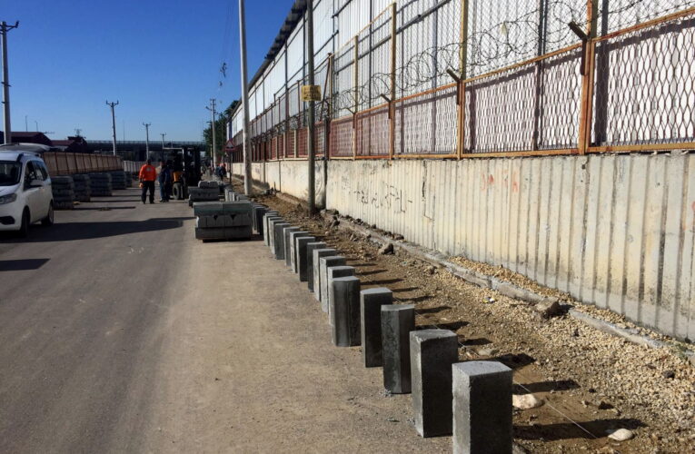 AKDENİZ’DE SOKAKLAR YENİLENİYOR, OKUL VE CAMİLERE HİZMET VERİLİYOR