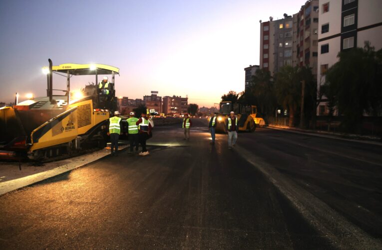 TOROSLAR’DA ASFALT ÇALIŞMALARI GECE GÜNDÜZ DEVAM EDİYOR