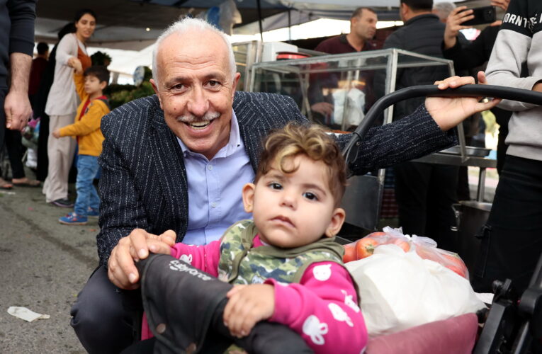 AKDENİZ BELEDİYE BAŞKANI GÜLTAK GÜNDOĞDU MAHALLESİ SEMT PAZARINI ZİYARET ETTİ