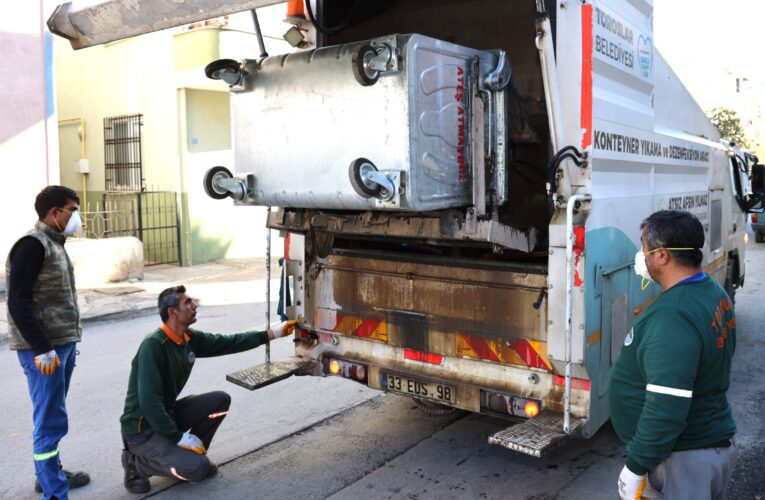 TOROSLAR’DA ÇÖP KONTEYNERLERİ YERİNDE YIKANARAK DEZENFEKTE EDİLİYOR