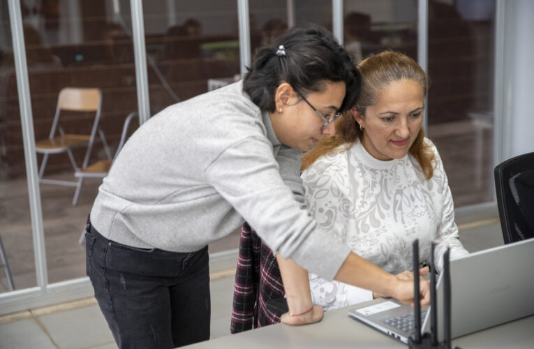 KADIN VE ÇOCUK BİLİM, TEKNOLOJİ ATÖLYESİ’NDE ANNELER TEKNOLOJİ EĞİTİMİ ALIYOR