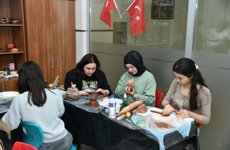 Yenişehirli kadınlar yaratıcılıklarını seramikle buluşturuyor