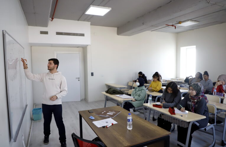 “AKDENİZ BELEDİYESİ ETÜT MERKEZİ, ÜNİVERSİTEYİ KAZANMANIN ADRESİ”