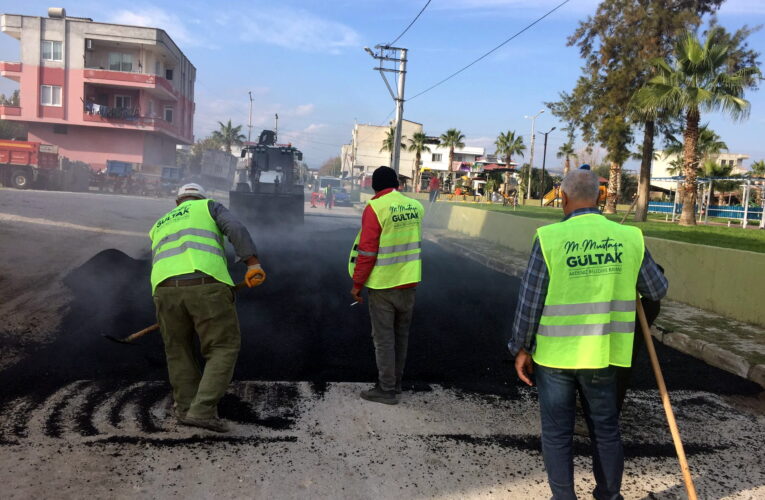 AKDENİZ’İN SOKAKLARI YENİLENİYOR, VATANDAŞLARIN HAYATI KOLAYLAŞIYOR