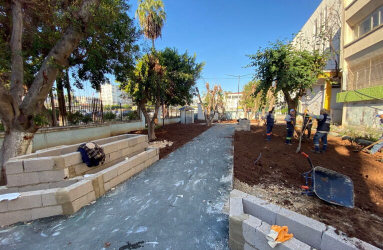 AKDENİZ’DE PARK VE YEŞİL ALANLAR YENİLENİYOR